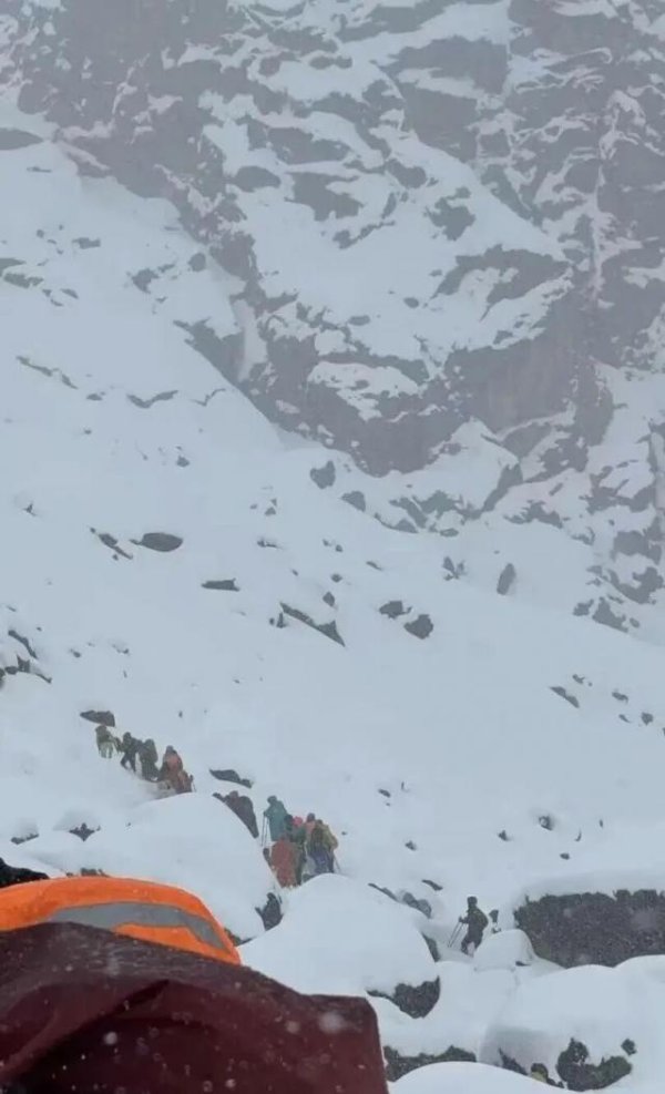 柳荷投资 近千人因暴雪被困珠峰！亲历者回忆死里逃生：“根本挡不住，全身结冰”
